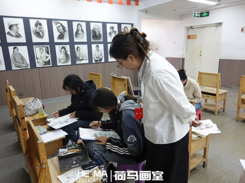 1782379132402255.png 教室 裁.png